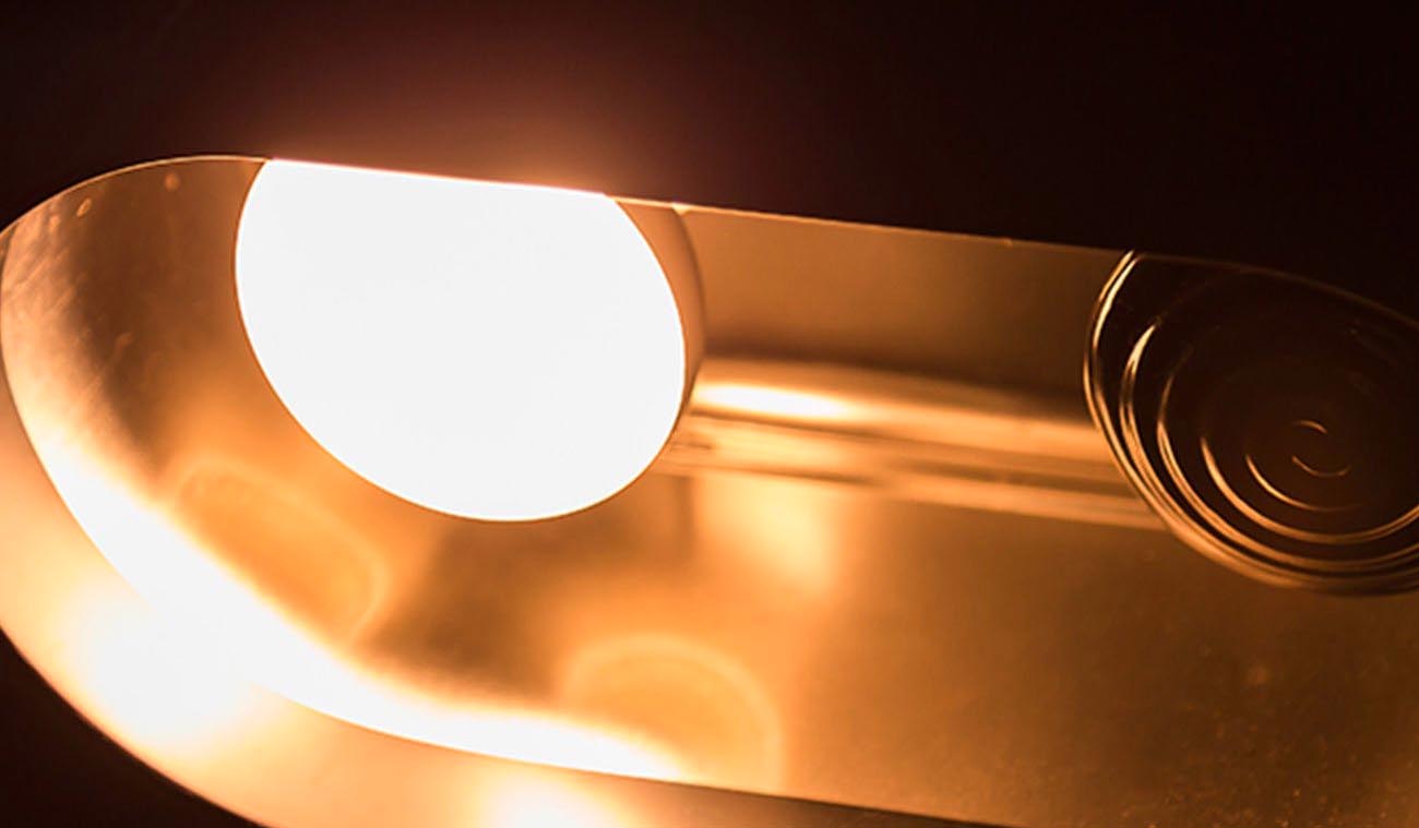 Lampa z odbłyśnikiem odbijającym promienie UVB i UVA